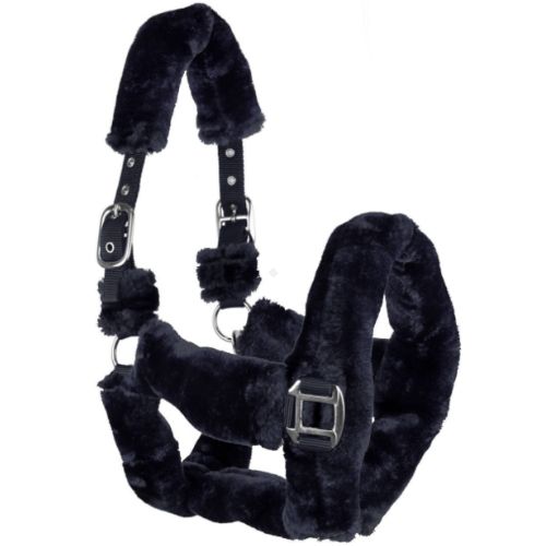 cały obszyty sztucznym futrem.