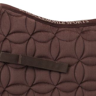 Miękki welur, komfortowe dopasowanie i eleganckie detale – czaprak SCHOCKEMÖHLE SP Soft Velvet D Style został zaprojektowany z myślą o wygodzie konia i stylowym wyglądzie podczas treningów oraz zawodów