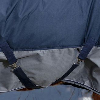 Pod brzuchem dwa krzyżujące się szerokie pasy zapinane na metalowe klamry (z regulatorami długości)