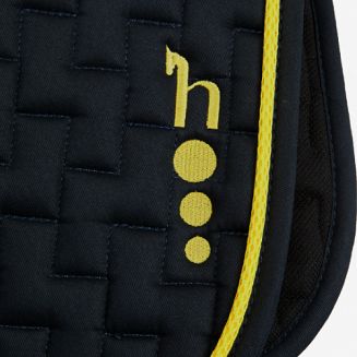 z lewej strony czapraka haft z logo HORZE.