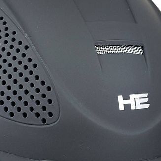 Liczne otwory wentylacyjne rozmieszczone wzdłuż panelu głównego zapewniają  przepływ powietrza.