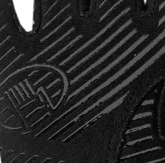 Od wewnątrz wytrzymały silikon ALL-WEATHER-GRIP, antypoślizgowy, ułatwiający trzymanie wodzy nawet podczas deszczu.