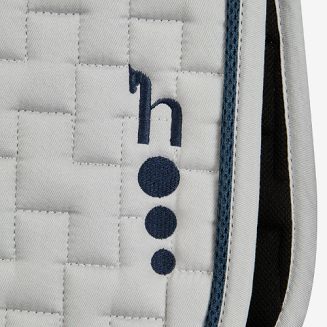 z lewej strony czapraka haft z logo HORZE.