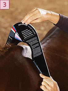 Należy upewnić się , czy przyrząd do mierzenia przyłożony jest prawidłowo i równolegle po obu stronach.
Środek miarki powinien znajdować się dokładnie nad kłębem konia.