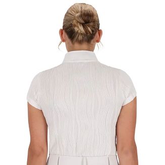 Materiał o subtelnej, prążkowanej strukturze nadaje koszulce nowoczesnego charakteru i sprawia, że model wyróżnia się elegancką fakturą.