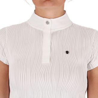 Zapięcie pod szyją zostało wyposażone w ukryte napy, dzięki czemu koszulka zachowuje schludny i estetyczny wygląd.