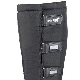 Zapinane na cztery rzepy z naszytymi odblaskami.
Rzepy umożliwiają łatwe dopasowanie cholewki do łydki.