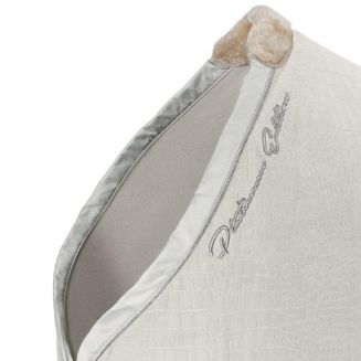 z lewej strony wyhaftowany napis 