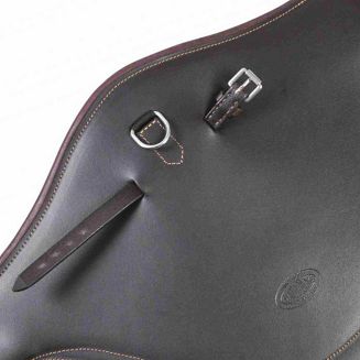 karabińczyk i dodatkowy pasek ze sprzączką pośrodku fartucha umożliwiają łatwe dopięcie wytoka, napierśnika, czarnej wodzy, czambonu czy innych pomocy