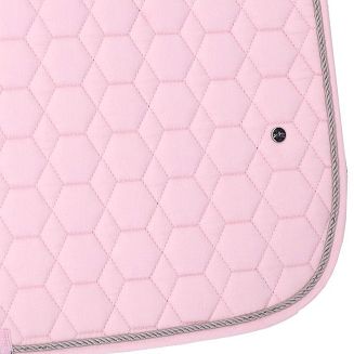 Jest idealny pod haft – świetna opcja dla stajni, klubów i zespołów. Pozwala stworzyć indywidualny, profesjonalny wizerunek.