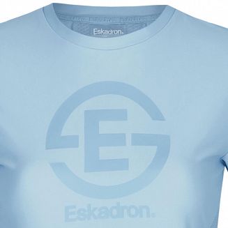 Z przodu duże logo kolekcji Eskadron w kolorze koszulki.