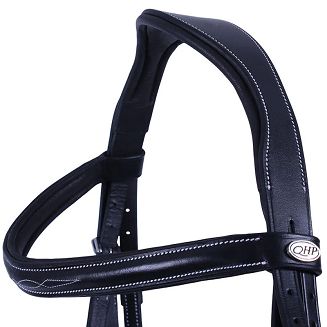 Naczółek, nachrapnik oraz pasek potyliczny miękko podszyte, co chroni skórę konia przed otarciami i zwiększa komfort nawet przy dłuższym użytkowaniu.