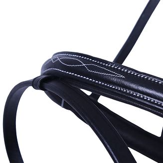 Subtelne, kontrastowe białe przeszycia na nachrapniku i naczółku nadają ogłowiu eleganckiego, klasycznego charakteru, który świetnie komponuje się z różnymi stylami jeździeckimi.