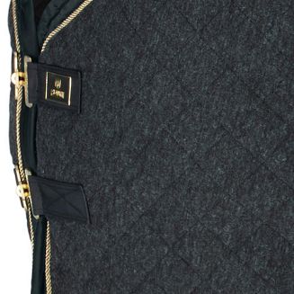 Z przodu zapinana na dwie klamry z mocowaniem na rzep.