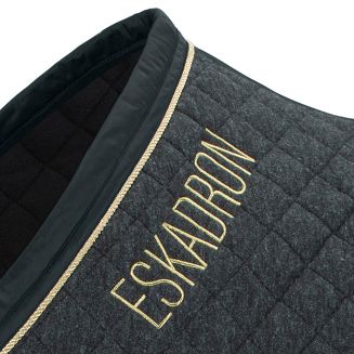 Wokół szyi efektowny haft Heritage.