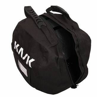 W komplecie funkcjonalna torba na kask z logo KASK.