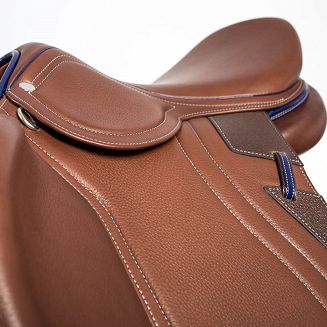 Siedzisko dostępne jest w dwóch wariantach: średnio-głębokie lub  profesjonalne płaskie