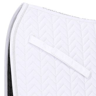 Długie paski podtrzymujące czaprak zapinane na rzepy.