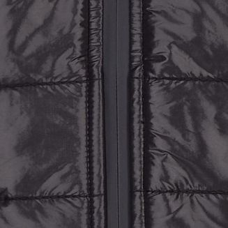 Kamizelka zapinana z przodu na powlekany, wodoodporny zamek błyskawiczny.