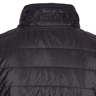 Z tyłu na stójce duży napis Eskadron.