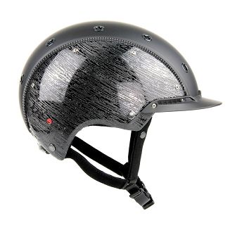 To nowoczesny kask jeździecki o kompaktowej, smukłej formie, który łączy sportowy charakter z eleganckim wykończeniem.