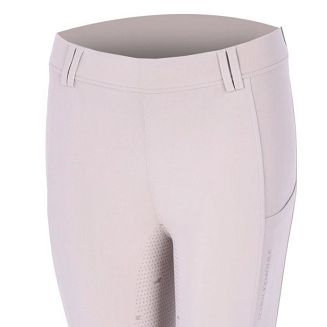 Perforacje po bokach i na dole nogawek zwiększają przepływ powietrza