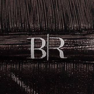 Na części grzbietowej srebrne, wyhaftowane logo BR.