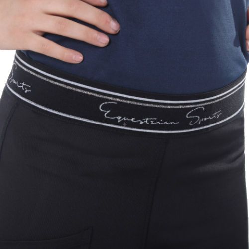 szeroki 4,5 cm gumowy pas, ozdobiony napisami oraz kontrastowymi paskami, doskonale modeluje sylwetkę