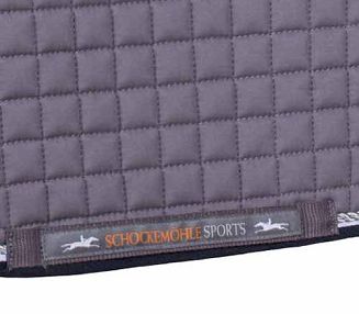 Taśma przez którą przechodzi popręg - ozdobiona logiem firmy SCHOCKEMÖHLE.