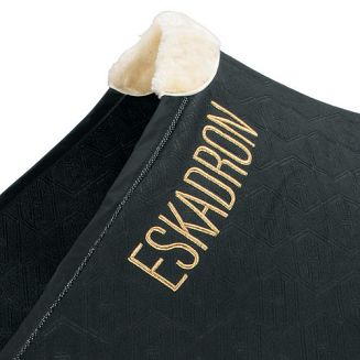 Na kłebie derka podszyta miękkim futerkiem chroniącym przed obtarciem.