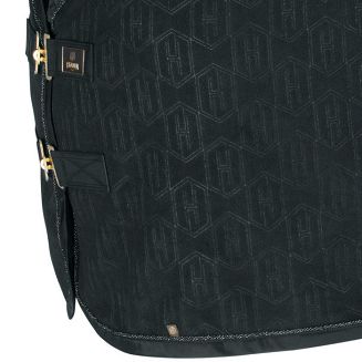 Z przodu zapinana na dwie metalowe klamry ze wzmocnieniem na rzep.