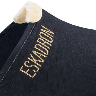 Po obu stronach derki w okolicy szyi ozdobna aplikacja z lureksu - ESKADRON.