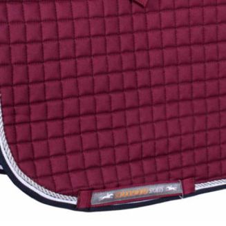 logo w górnej części
taśma podtrzymująca czaprak przez którą przechodzi popręg - ozdobiona logiem firmy SCHOCKEMÖHLE