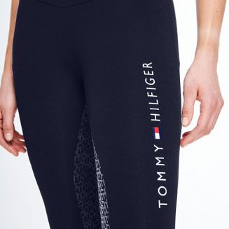 z przodu po lewej stronie ozdobny napis TOMMY HILFIGER.