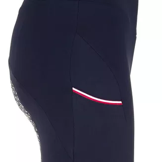 na prawej nogawce głęboka kieszeń ozdobiona tasiemką w kolorach logo TOMMY HILFIGER