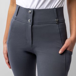 Z przodu zapinane na suwak i dwa haki.