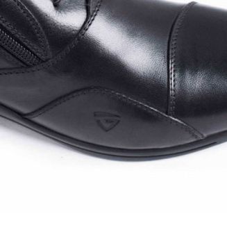 Wysokie, skórzane buty do jazdy konnej, wykonane z gładkiej skóry