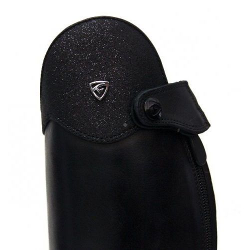 Zdobione brokatową wstawką.