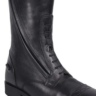 Zapinane na skośny zamek błyskawiczny. Sznurowane na podbiciu (gumowa sznurówka).
