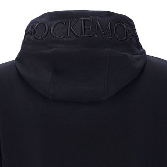 Model wyróżnia się minimalistycznym, sportowym krojem wzbogaconym o eleganckie, tonalne hafty umieszczone na kapturze, lewym rękawie oraz z przodu bluzy.