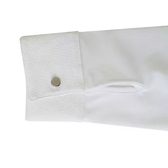 Długie rękawy z mankietami, wykonanymi z perforowanego materiału, zapinanymi na srebrne guziczki.