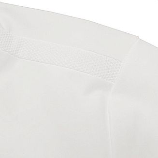 Na ramionach elastyczne, perforowane wstawki.