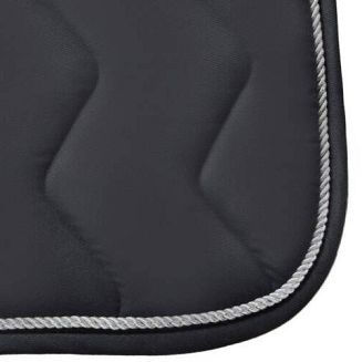 Obszyty ozdobnym białym sznurkiem.