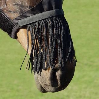 Od strony nozdrzy dopinane na rzep frędzle o długości 25cm.