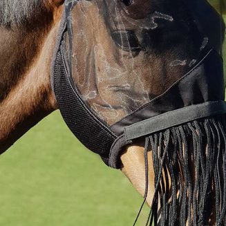 Zapinana  pod ganaszami za pomocą dwóch rzepów.