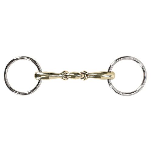 Wędzidło QHP Anatomic Double Jointed Loose Ring to doskonały wybór dla jeźdźców, którzy szukają delikatnego, funkcjonalnego i komfortowego wędzidła. Anatomiczny kształt, łacznik  oraz ścięgierz ze stopu ARGENTAN  sprawiają, że model ten pomaga budować spokojny, stabilny kontakt i zwiększa komfort pracy zarówno konia, jak i jeźdźca.