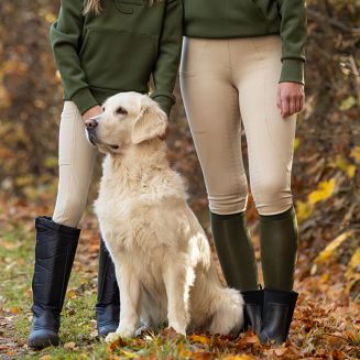 QHP Riding Tights to połączenie zimowego komfortu z funkcjonalnością, której oczekuje się od nowoczesnej odzieży jeździeckiej. Ciepłe, elastyczne i stabilne w siodle – pozwalają skupić się na treningu, nawet gdy temperatura spada.