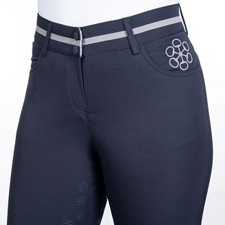 Z przodu dwie wsuwane kieszenie.