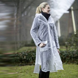 bo bokach oraz z tyłu rozcięcia zapinane na napy, pozwalają na wygodę podczas jazdy.