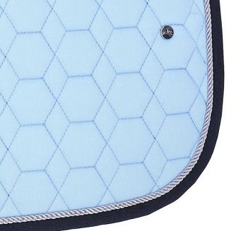 Jest idealny pod haft – świetna opcja dla stajni, klubów i zespołów. Pozwala stworzyć indywidualny, profesjonalny wizerunek.